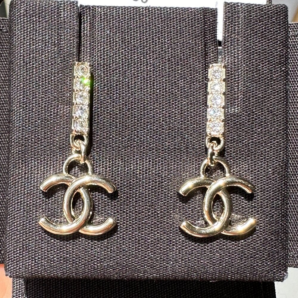 2024P CHANEL GOLD TONE CC LOGO WHITE CRYSTALS DANGLE EARRINGS - Picture 3 of 16
